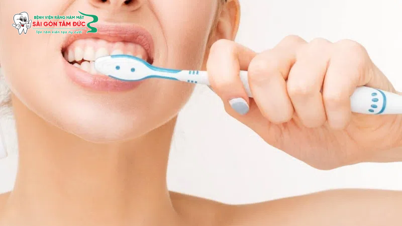 Bị tụt lợi khi niềng răng: Dấu hiệu, Nguyên nhân và cách xử lý dứt điểm 3 tut loi khi nieng rang 3